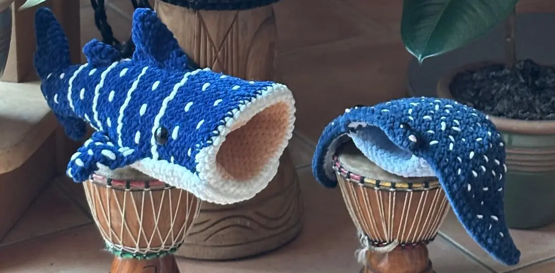 Un requin-baleine et une raie manta au crochet